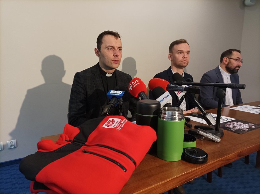 Od lewej:  ksiądz Łukasz Bikun - dyrektor Caritas Diecezji...