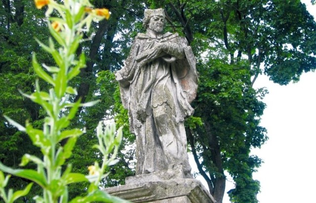 Pomnik świętego Jana Nepomucena w pobliżu cerkwi w Szczytach-Dzięciołowie.