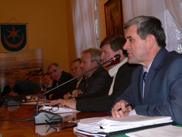 O przyczynach wzrostu stawek Antoni Sikoń (z prawej) tłumaczył radnym podczas nadzwyczajnej sesji w piątek.
