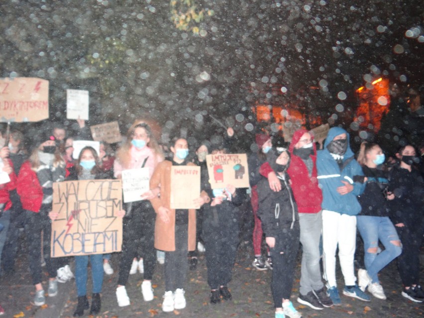 Protest w obronie kobiet w Sandomierzu. Skandowali "Moja pusia, nie Jarusia" [ZDJĘCIA, WIDEO]