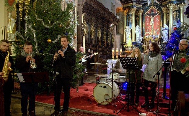 W tym roku w kościele świętego Jana Apostoła i Ewangelisty w Pińczowie kolędy intonował zespół Pozytywnie Nakręceni. Pieśni oznajmiające narodziny Pana wykonywał w stylu folkowo-rockowym.
