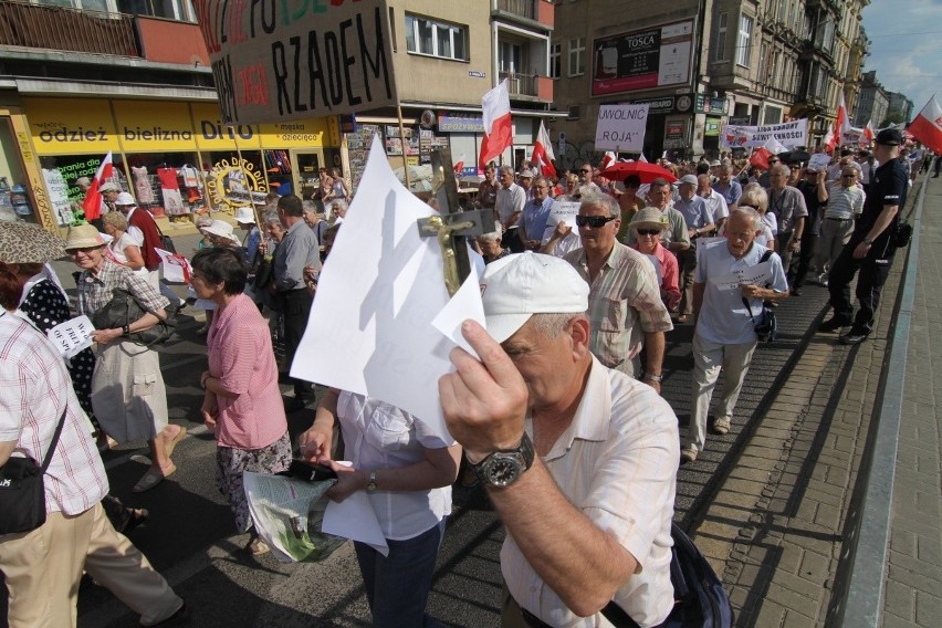 Wrocław: Około tysiąca osób przeszło w marszu w obronie TV Trwam (ZDJĘCIA)