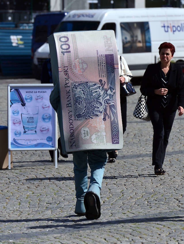 W taki niecodzienny sposób reklamowano na ulicach Bydgoszczy pracę. Nie wszyscy chcą pracować - są tacy, którzy wolą płatne L4.