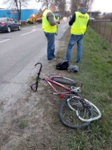 Rozpędzone audi staranowało jednoślad i zatrzymało się na płocie pobliskiego hotelu
