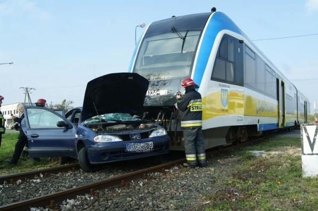 Na ulicy Wrocławskiej 49-letni kierowca renault megane nie zatrzymał się przed przejazdem kolejowym i wjechał pod szynobus relacji Brzeg - Kędzierzyn-Koźle.