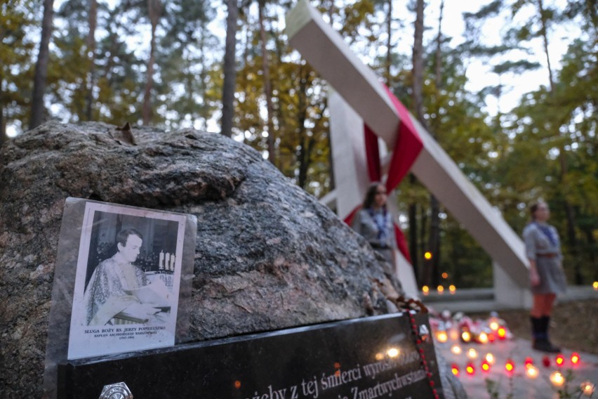 Pamięci porwanego i zamordowanego księdza Popiełuszki - kwiaty pod pomnikiem w Górsku