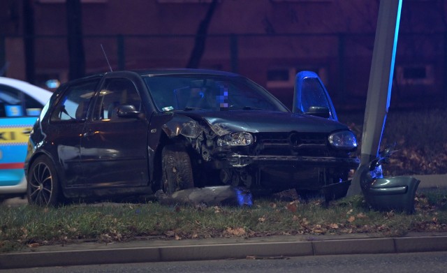 19-latka uderzyła golfem w latarnię na ul. Hallera w Grudziądzu. Straciła prawo jazdy, które miała od 1,5 miesiąca