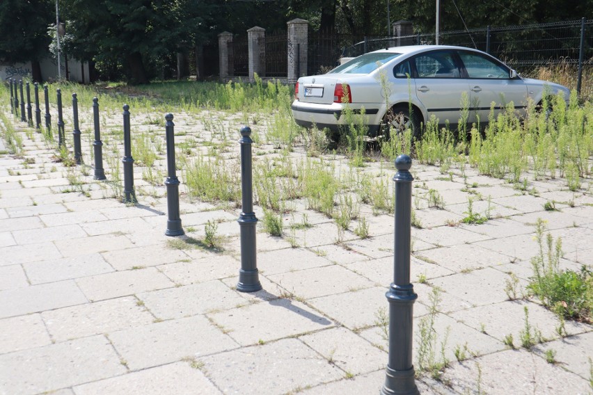 Samochód na placu Dąbrowskiego parkuje tak długo, że zdążyli go ogrodzić palikami ZDJĘCIA