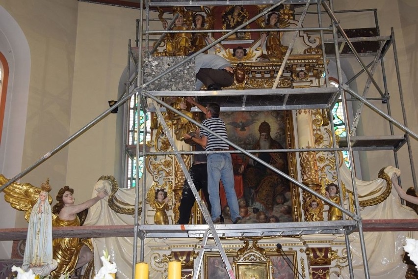 Ołtarz rozebrano w piątek. Rozbiórka trwała kilka godzin....