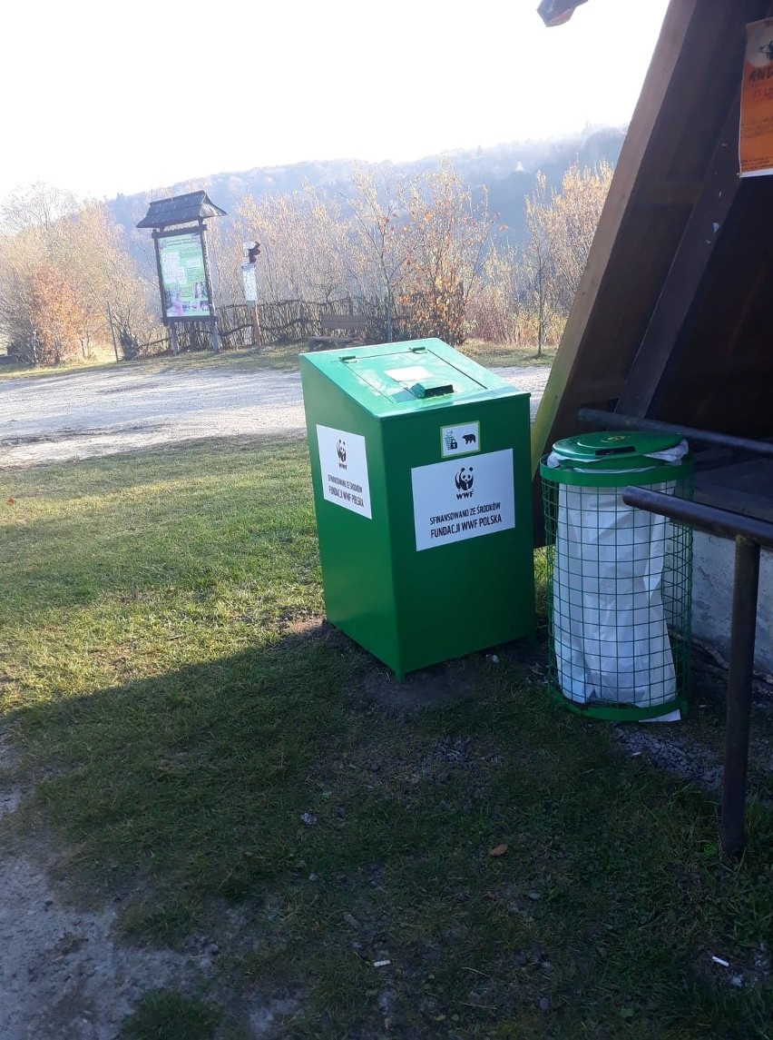 W Bieszczadach pojawiły się „niedźwiedzioodporne” kosze na odpady. Fundacja WWF Polska przekazała je gminie Lutowiska [ZDJĘCIA]