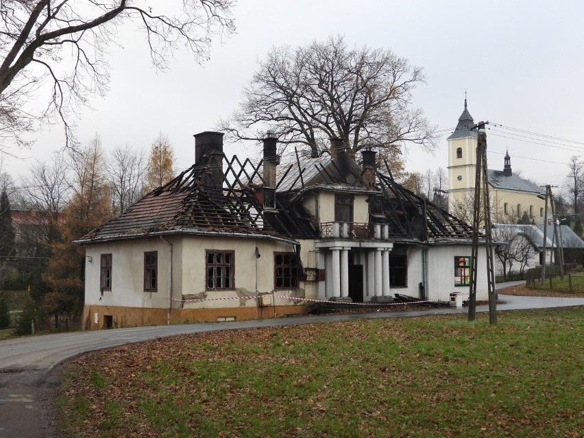 Pożar zabytkowego dworu w Kobylanach. Prokuratura umorzyła śledztwo. Historyczny obiekt został podpalony? [ZDJĘCIA]