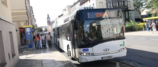 Hybrydowy autobus dojeżdża na przystanek przy ul. Armii Krajowej w Słupsku.