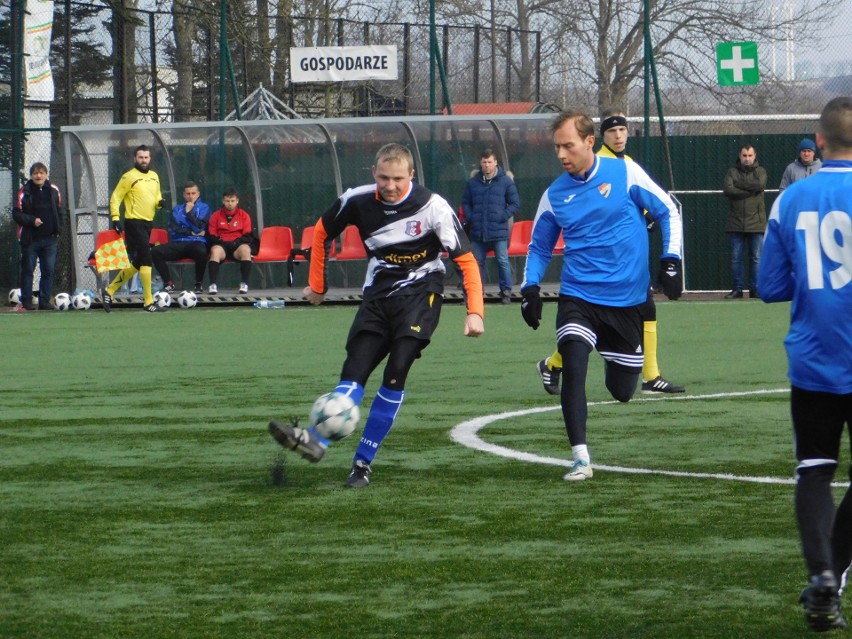 W meczu sparingowym rozegranym na boisku w Darłowie,...