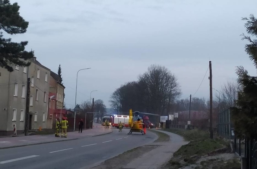 Lębork. 81-latka wypadła z okna. Zabrał ją śmigłowiec Lotniczego Pogotowia Ratunkowego