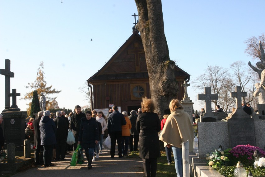 Wszystkich Świętych. Procesja w Ostrowi na cmentarzu parafialnym. Zdjęcia 1.11.2021