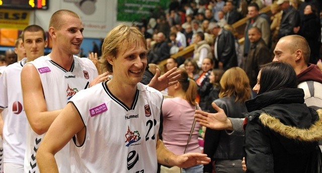 Koszykarze Energi Czarnych kończą rok w dobrych nastrojach (na pierwszym planie Mantas Cesnauskis, z tyłu Paweł Leończyk). 