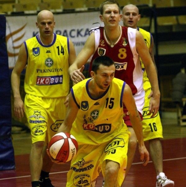 Przegrywając z Polonią w Warszawie koszykarze tarnobrzeskiej Siarki (z piłką Michał Marciniak) potwierdzili, że w tym sezonie są bardzo chimeryczni.