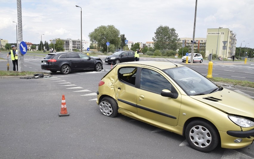 Groźny wypadek na Pelplińskiej. Dwie osoby trafiły do...