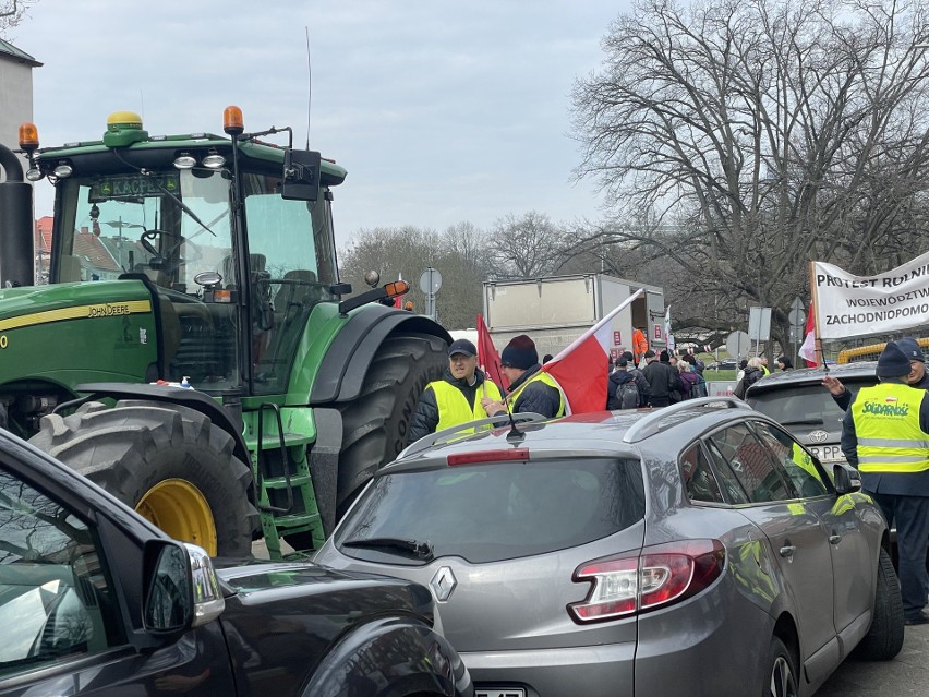 Trwa protest rolników na Wałach Chrobrego w Szczecinie. "Będziemy tu do skutku" [ZDJĘCIA]