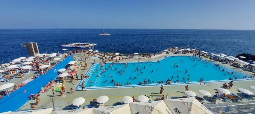 Tak wygląda basen miejski w Funchal na Maderze. Jest mnóstwo atrakcji, a ceny są niższe niż na Fali