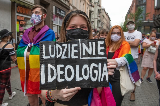 Na ul. Półwiejskiej w Poznaniu odbyła się pikieta osób LGBT+. Nie zgadzają się oni z retoryką polityków PiS z ostatnich dni, w tym ze słowami Andrzeja Dudy, że LGBT to ideologia, a nie ludzie.Zobacz zdjęcia --->