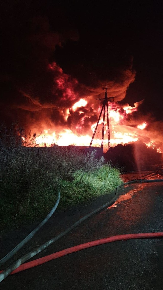 Wielki pożar trawi składowisko opon w Raciniewie w gminie Unisław
