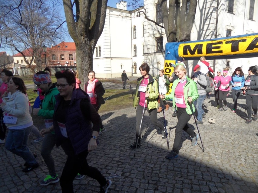 Bieg Polki dla Polki w Żywcu. Promowali profilaktykę badań i zbierali pieniądze [ZDJĘCIA+WIDEO] 