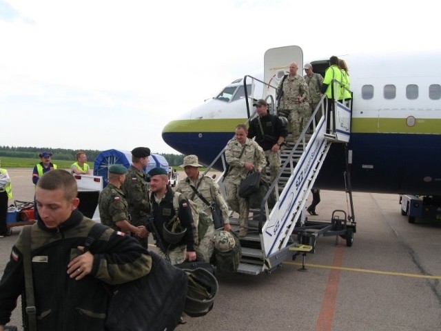 Dotknięcie ojczystej ziemi to najszczęśliwszy moment w życiu - zapewniali żołnierze ze Szczecina, którzy w poniedziałek wylądowali w Goleniowie. Foto: por. Andrzej Pindor, Wojskowa Komenda Transportu Szczecin.