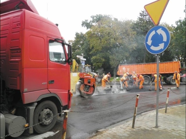 Kierowcy przejeżdżających przez Łomżę ciężarówek o tym, jakie utrudnienia powodują nawet drobne remonty ul. Wojska Polskiego przekonali się wczoraj. A co będzie, gdy cała ulica zostanie zamknięta?