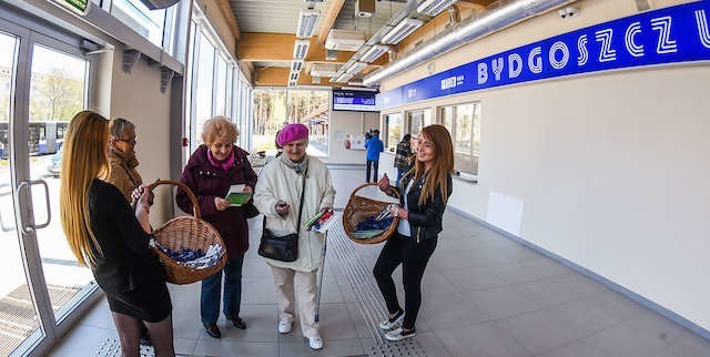 Na otwarcie dworca Bydgoszcz Leśna nie zorganizowano żadnej wielkiej fety. Podróżni mogli liczyć na słodki poczęstunek.