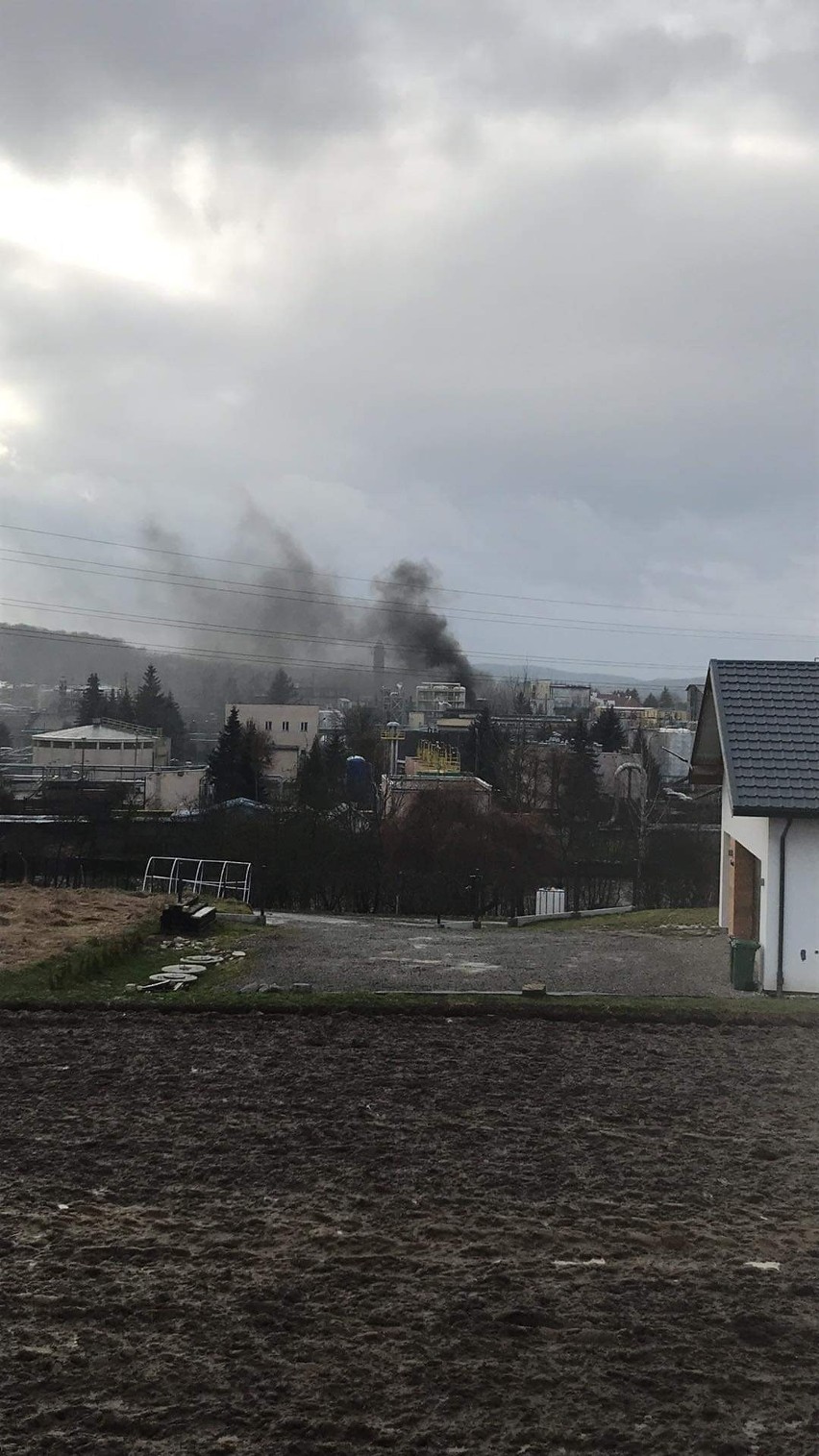 Jasło. Pożar na terenie dawnej rafinerii. Dwie osoby poparzone, jedna poważnie [ZDJĘCIA]