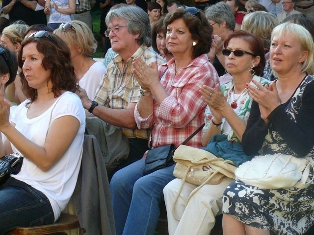 Do Chrobrza na koncert zatytułowany &#8222;Na Ponidziu wiosna trwa przyjechała także siostra Wojtka Belona - Małgorzata Miodowicz (druga z prawej).