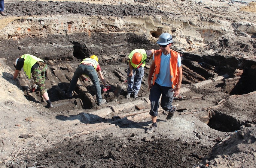 Sensacyjne odkrycie na pl. Litewskim: archeolodzy odsłonili trakt sprzed wieków (ZDJĘCIA)