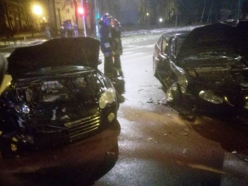 Nowy Sącz.  Zderzenie  samochodów na ul. Barskiej. Na miejscu pogotowie