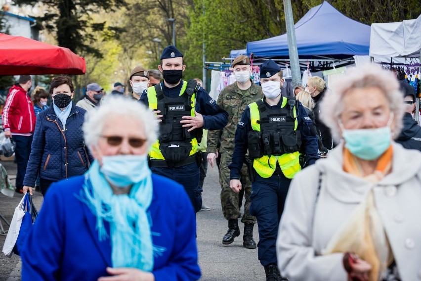 Koronawirus Pabianice. Pabianicka lewica rozdawała mieszkańcom maseczki