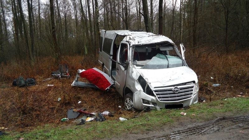 Pszczółczyn. Bus wyleciał z drogi i dachował na trasie Jeżewo - Sokoły. Cztery osoby trafiły do szpitala (zdjęcia)