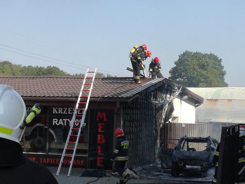 Pożar w Rzuchowie - strażacy gaszą budynek i samochód ZDJĘCIA