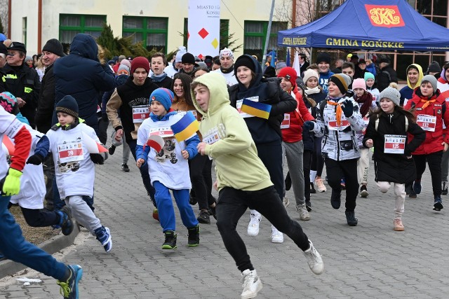 Ponad setka mieszkańców Końskich i okolicznych miejscowości stanęła na starcie Biegu Wilczym Tropem w  Stadnickiej Woli, który odbył się  w niedzielę, 7 marca o godzinie 12. Biegacze okazali też solidarności z narodem ukraińskim napadniętym przez Rosję.
