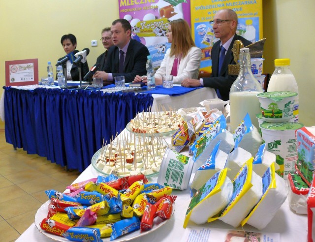 Produkty mleczarskie spółdzielni, za stołem prezes Sławomir Czwal i zarząd mleczarni w Stalowej Woli