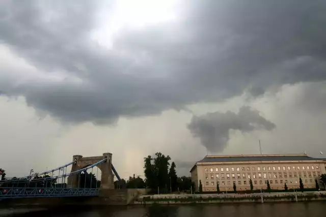 Burza nad Wrocław przyjdzie wieczorem, około godz. 23. Razem z nią silne opady deszczu i porywisty wiatr. Miejscami spadnie grad.