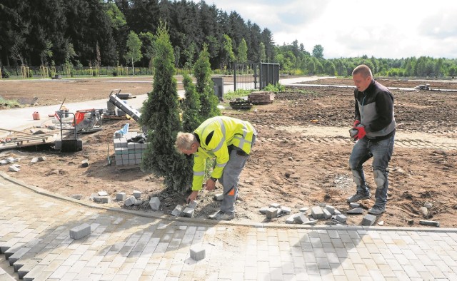 Nowa część cmentarza to nie tylko dodatkowe miejsca na  groby. Hektar powierzchni zostanie zagospodarowany przez niezbędną infrastrukturę, w tym  drogi i chodniki