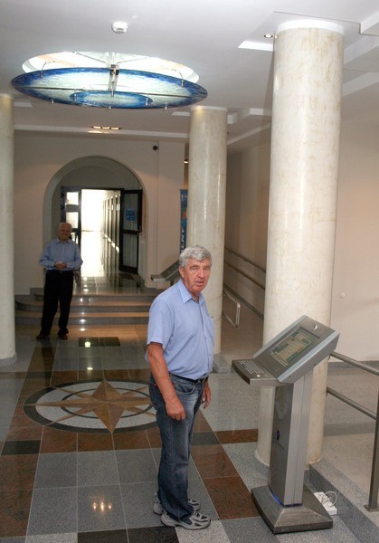 - Tak wygląda teraz korytarz rektoratu &#8211; pokazuje Waldemar Towarek, kierownik administracyjny Politechniki Radomskiej.