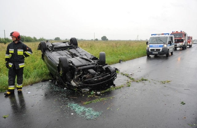 Do wypadku doszło w niedzielę przed godz. 12 w miejscowości Torki w pow. przemyskim. Na prostym odcinku drogi kierowca audi dachował. Młody mężczyzna trafił do szpitala.