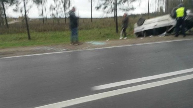 Kierowca seata jadąc w stronę Białegostoku, wyprzedzając kolumnę samochodów, zderzył się z jadącą w tym samym kierunku skodą, której kierowca wykonywał manewr skrętu w lewo