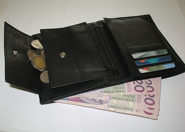 Policjantka dopadła nastolatka. Ukradł portfel przez uchyloną szybę samochodu.