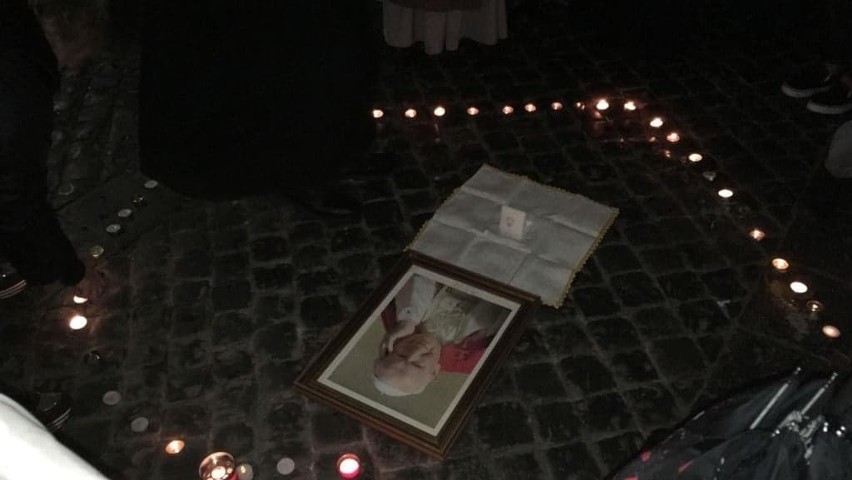 W 17. rocznicę śmierci świętego Jana Pawła II Polacy uczestniczyli w mszy świętej przy Jego grobie. Modlili się też o godzinie 21.37