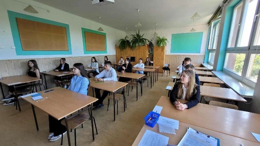 Egzamin ósmoklasisty 2024 z matematyki w sandomierskiej „jedynce”. Uczniowie drugi raz zasiedli do sprawdzianu wiedzy. Zobaczcie zdjęcia