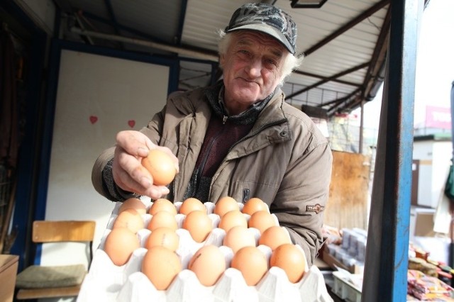 Wiejskie jaja z tzw. wolnego chowu &#8211; po 80 gr &#8211; można kupić u pana Zbyszka na opolskim Cytrusku.