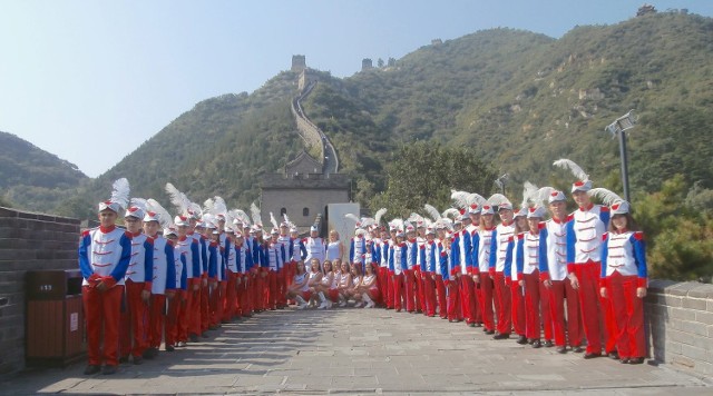 Młodzież z Orkiestry Grandioso pozowała do zdjęć na Wielkim Murze Chińskim.