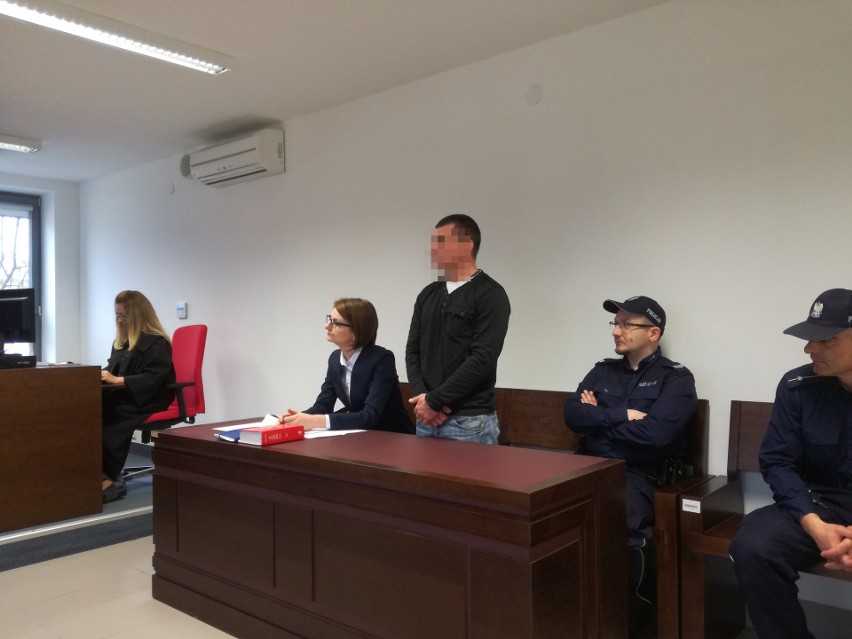 Więzienie i zadośćuczynienie za pobicie, zwyzywanie i oplucie Albańczyka w Lublinie